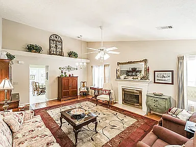 728 Jaywood Dr — Photo 2