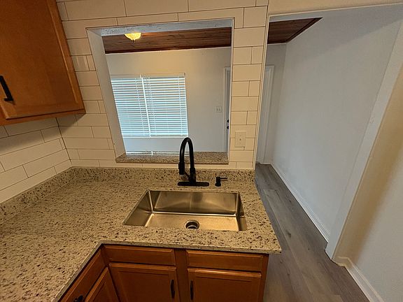 5th image of 410 Hibiscus Dr E