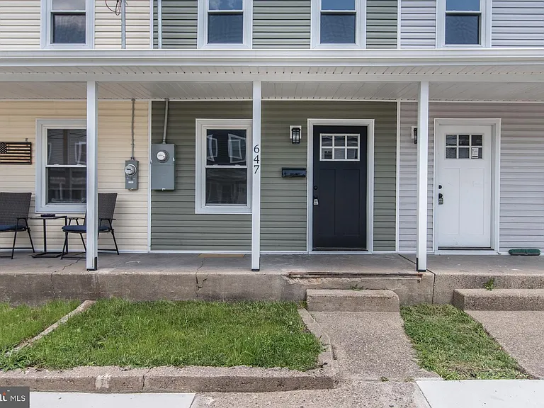 647 Spruce St — Photo 3