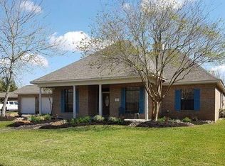 207 Tearose Ln, Lake Jackson, TX 77566