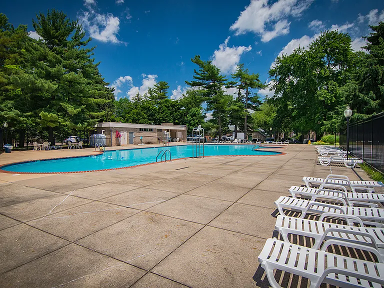 Maplewood Villas Apartments Pool 14