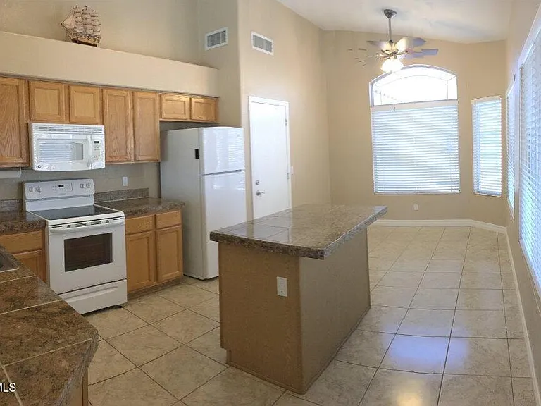 623 W Greentree Dr — Photo 4