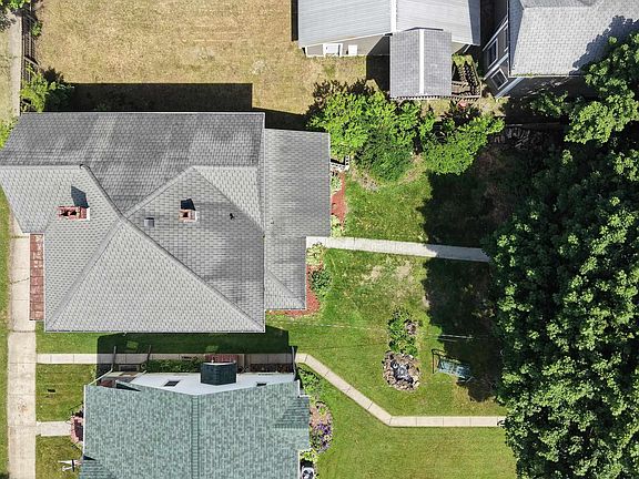 3rd image of 109 Davis St