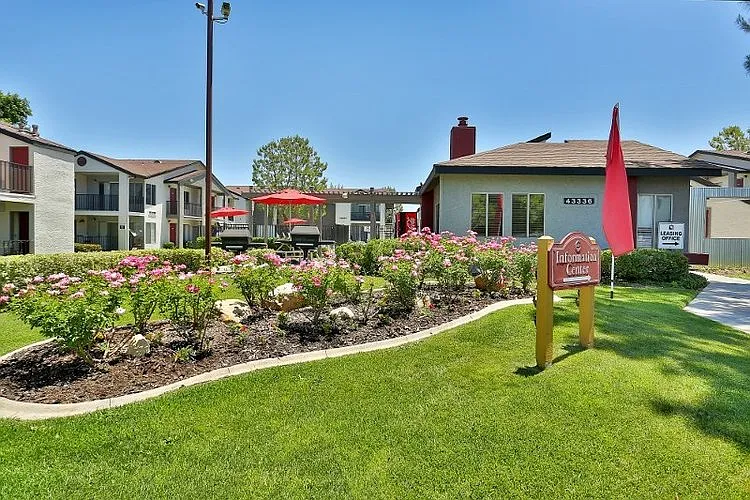 Town Square Apartments — Photo 4
