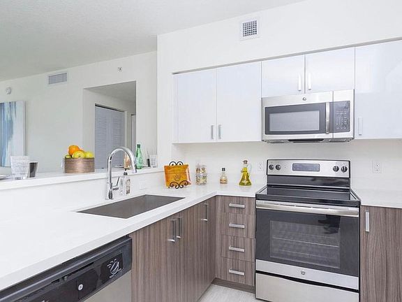 3rd image of 421 NE 35th St #404