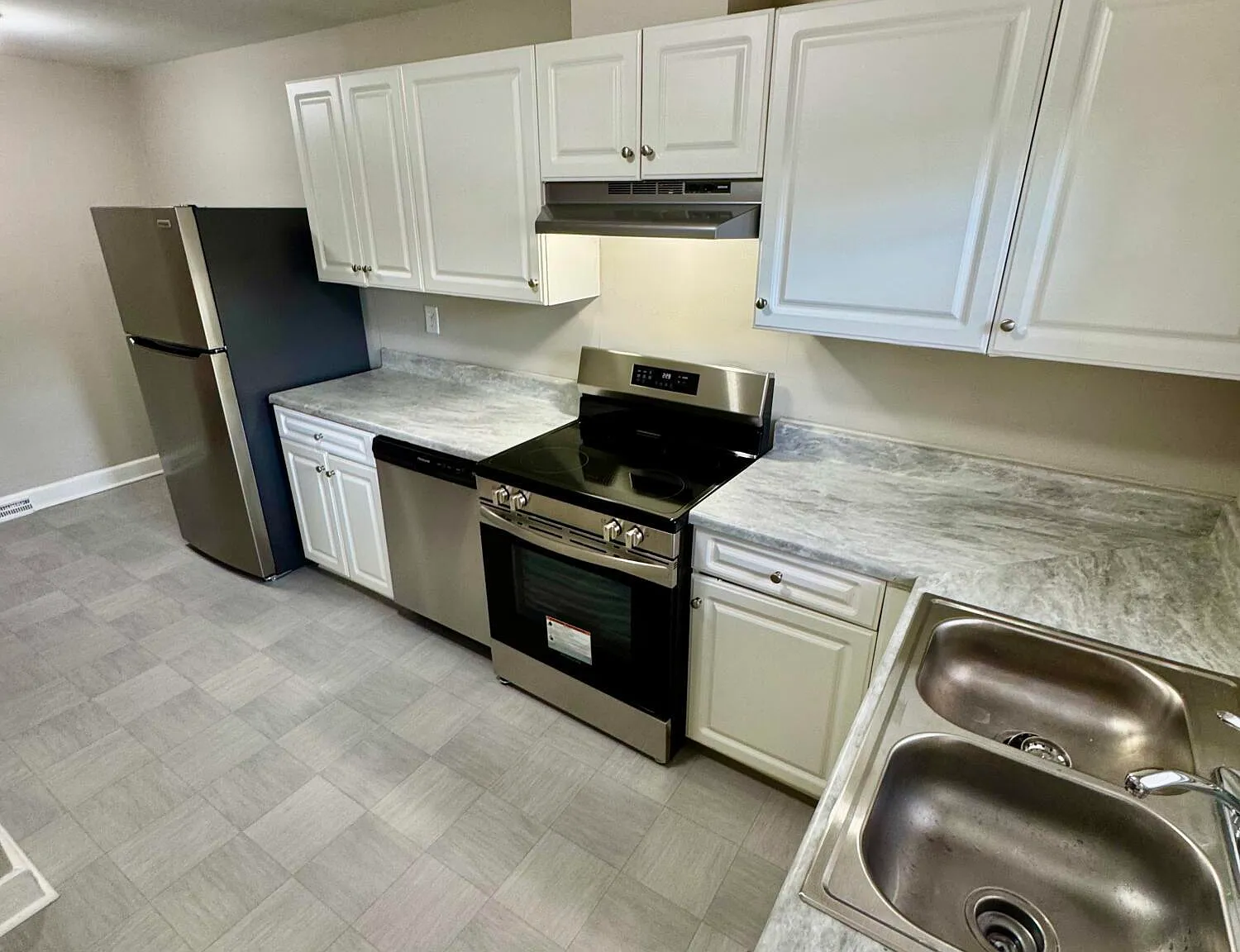2 bed, 1.0 bath, $1,200 — Photo 3
