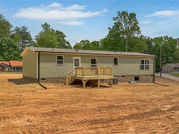 4th image of 533 Breeze Hill Rd