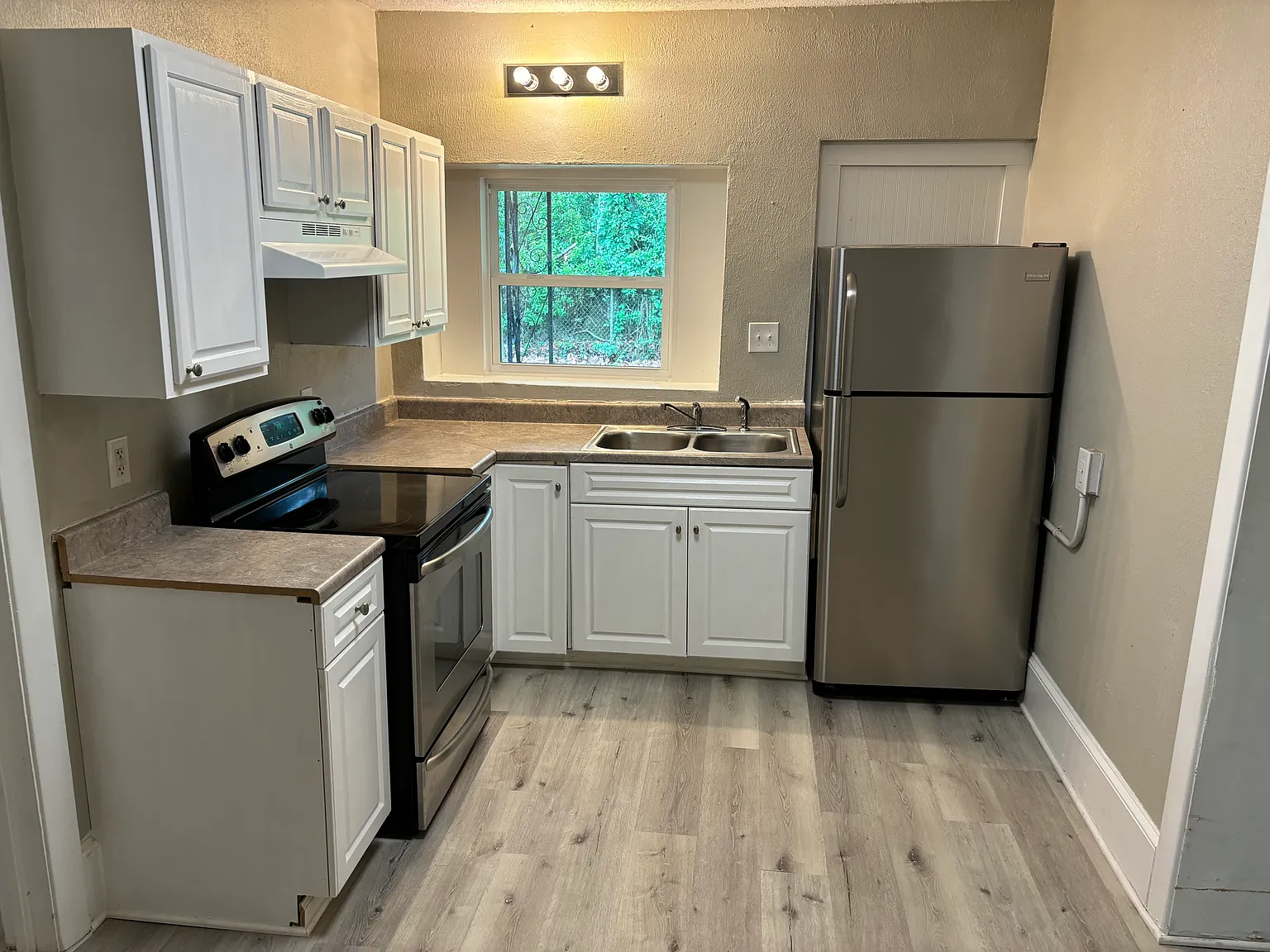 3 bed, 900 sqft, $1,495 — Photo 2