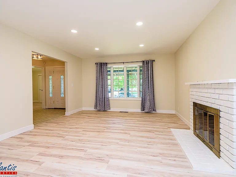 2566 Fairglen Dr — Photo 2
