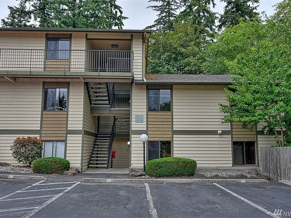 HOA dues include water/sewer/garbage, earthquake insurance, common area & road maintenance. It is only 3 steps to the condo, which is an end unit.