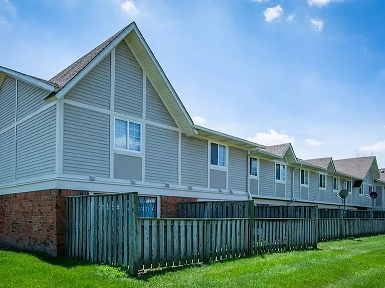 Country Lake Townhomes — Photo 4