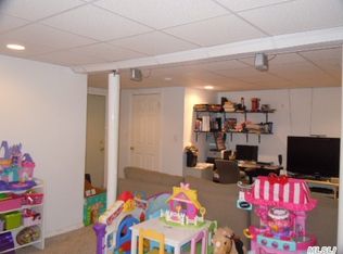 27 Pearl Rd, Rocky Point, NY 11778