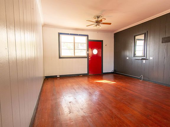 2nd image of 2402 Vineyard St