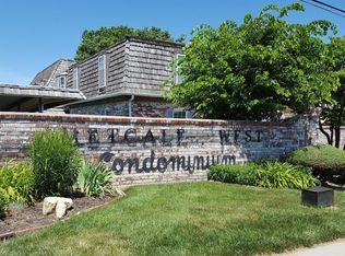 5737 Metcalf Ct, Overland Park, KS 66202
