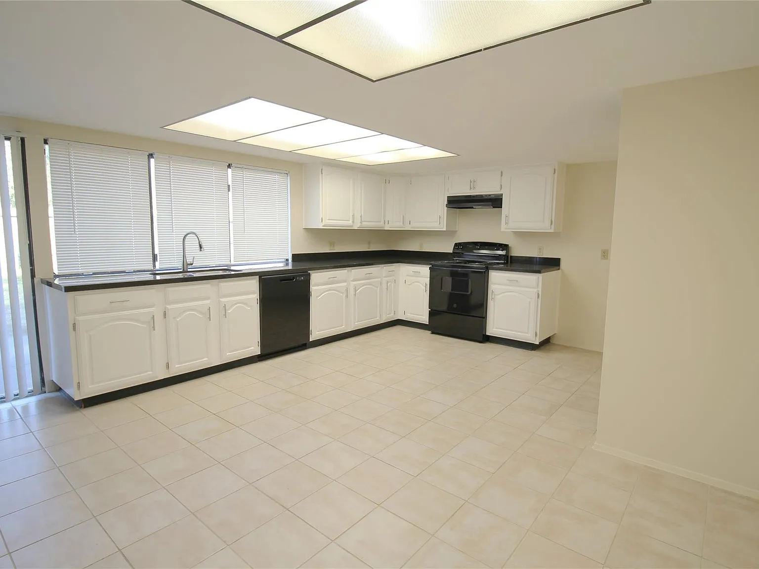 3 bed, 2.0 bath, 1674 sqft, $1,695 — Photo 2