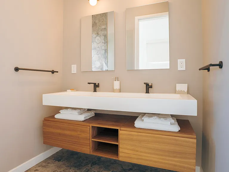 233 N Magee St — Photo 16
