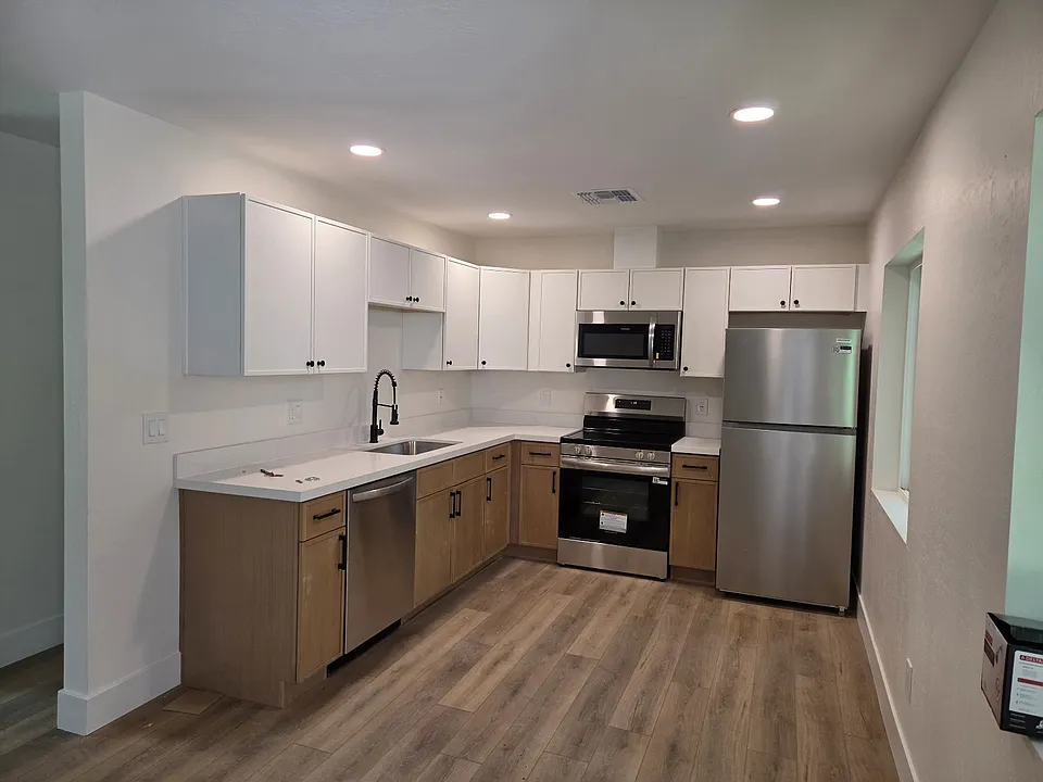 824 N 11th Ave #1