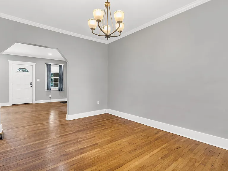 945 Mirror St — Photo 7