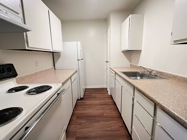 Crown Crossing Apartments — Photo 81