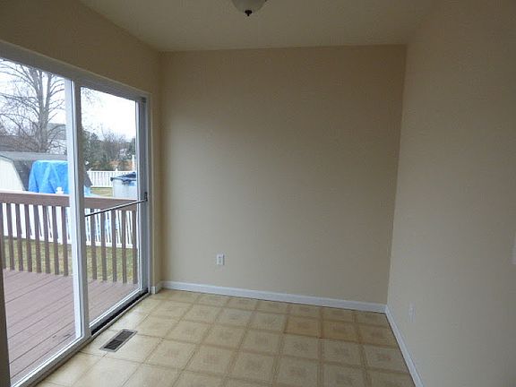 4th image of 15 Holly Dr