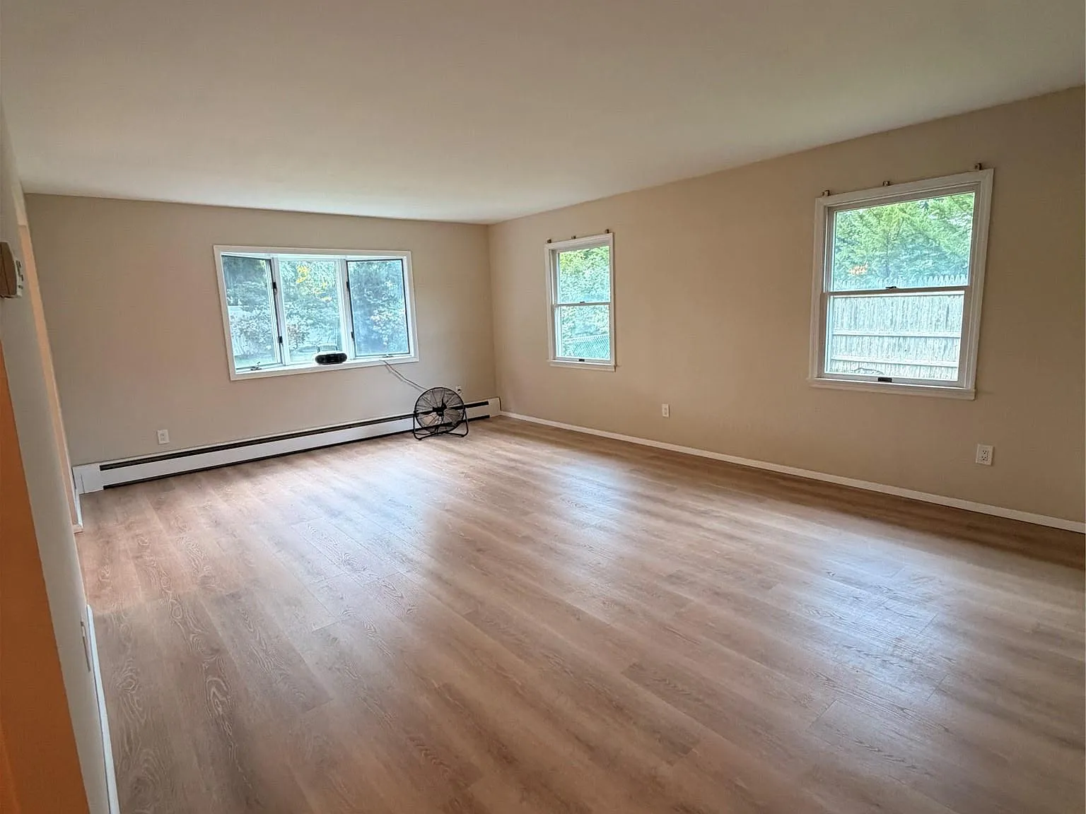 3 bed, 2.0 bath, 1600 sqft, $4,300 — Photo 3