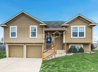 401 193rd St, Smithville, MO 64089
