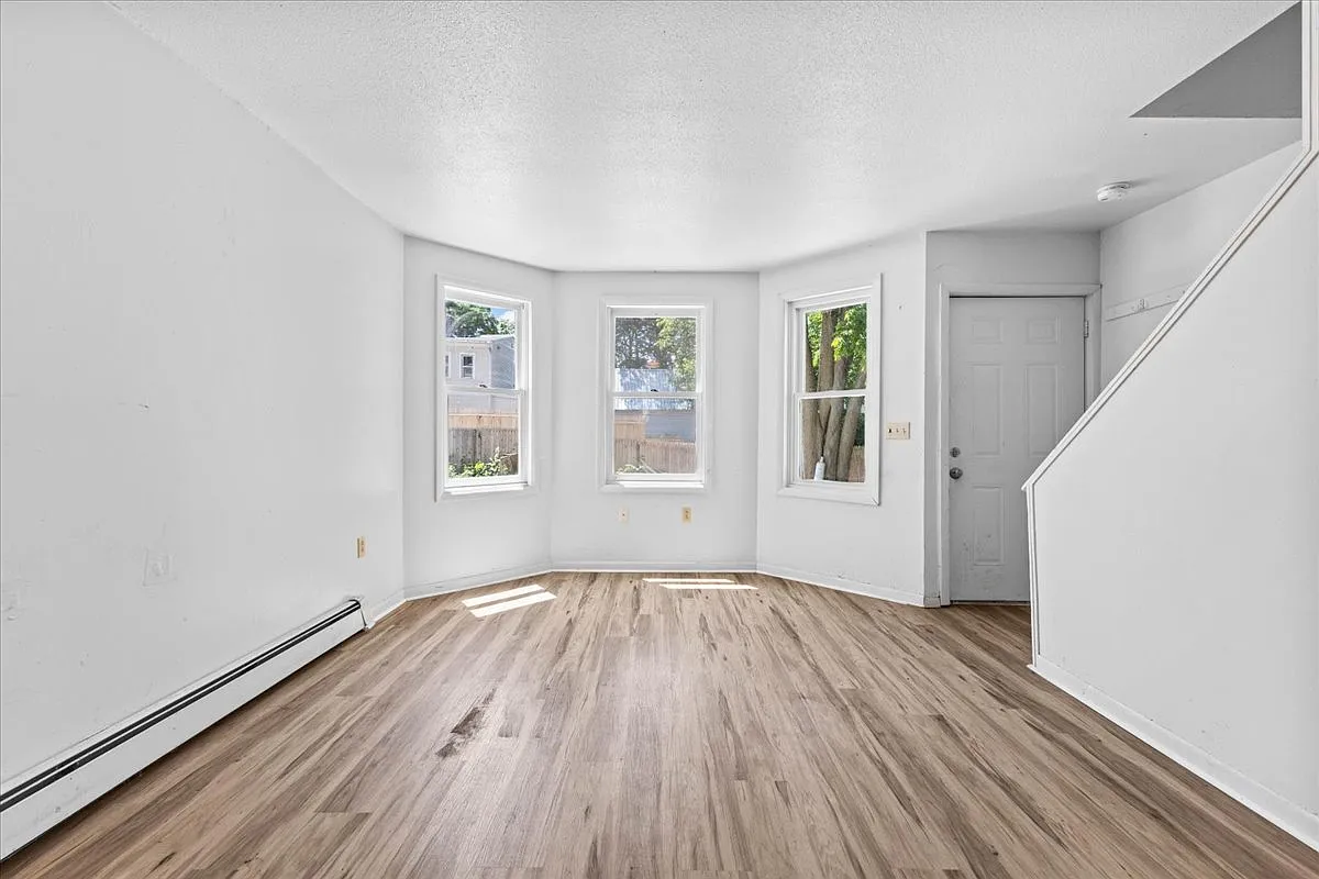 5 bed, 1350 sqft, $4,000 — Photo 4