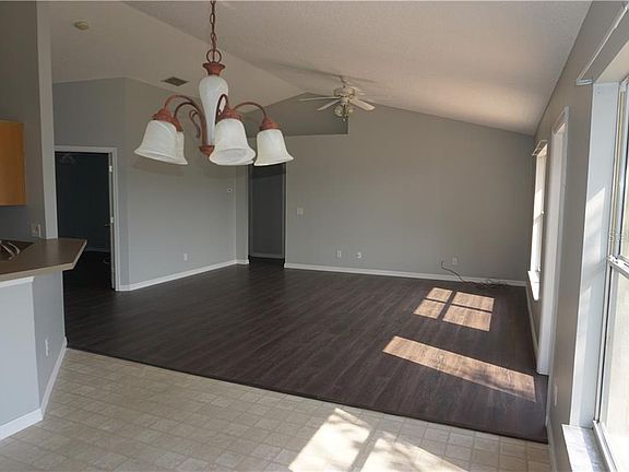 4th image of 915 Cork Oak Ln