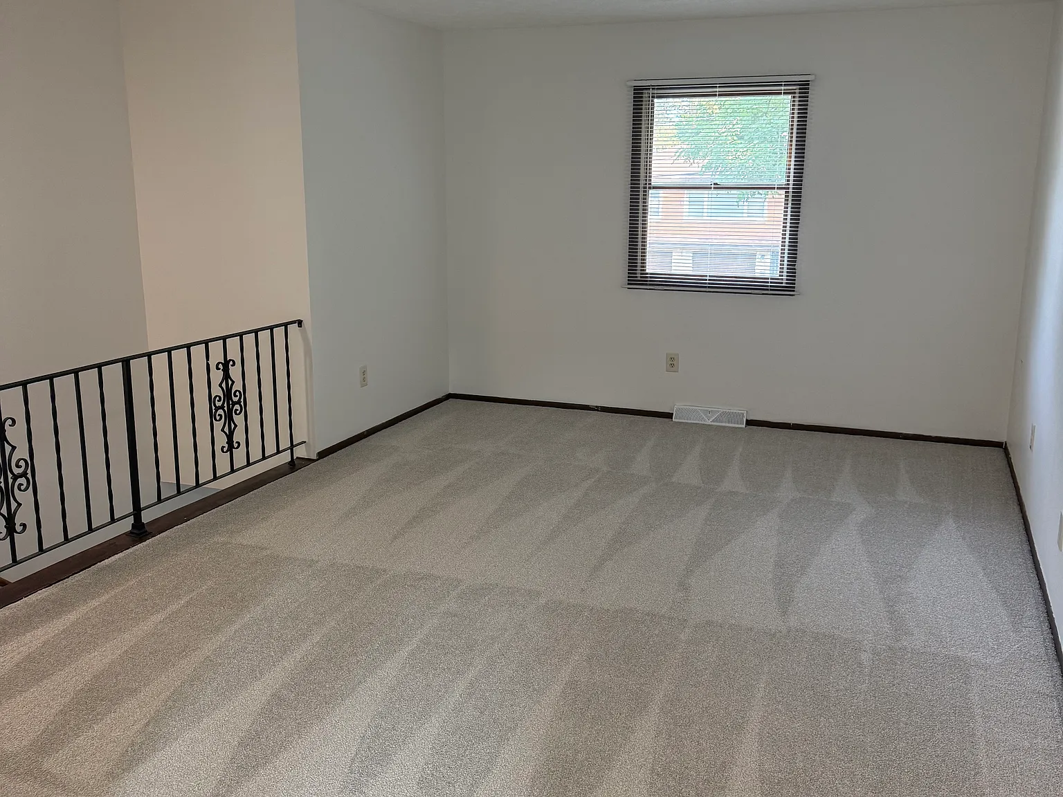 2 bed, 1.5 bath, 930 sqft, $1,025 — Photo 3