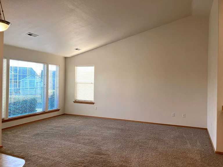 142 Berkshire Ln — Photo 4