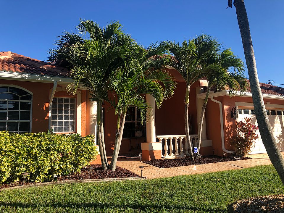 Front entrance w/ large covered patio