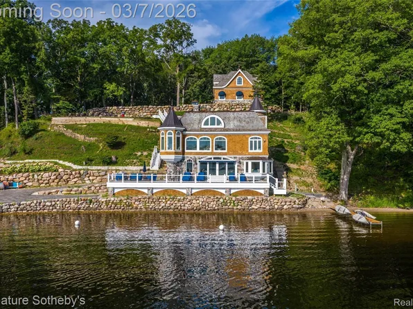 14625 Edgewater Dr, Gregory, MI 48137