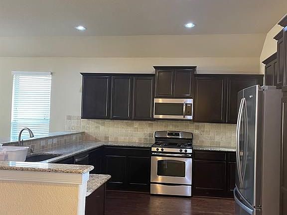 4th image of 975 Ponte Serra Dr