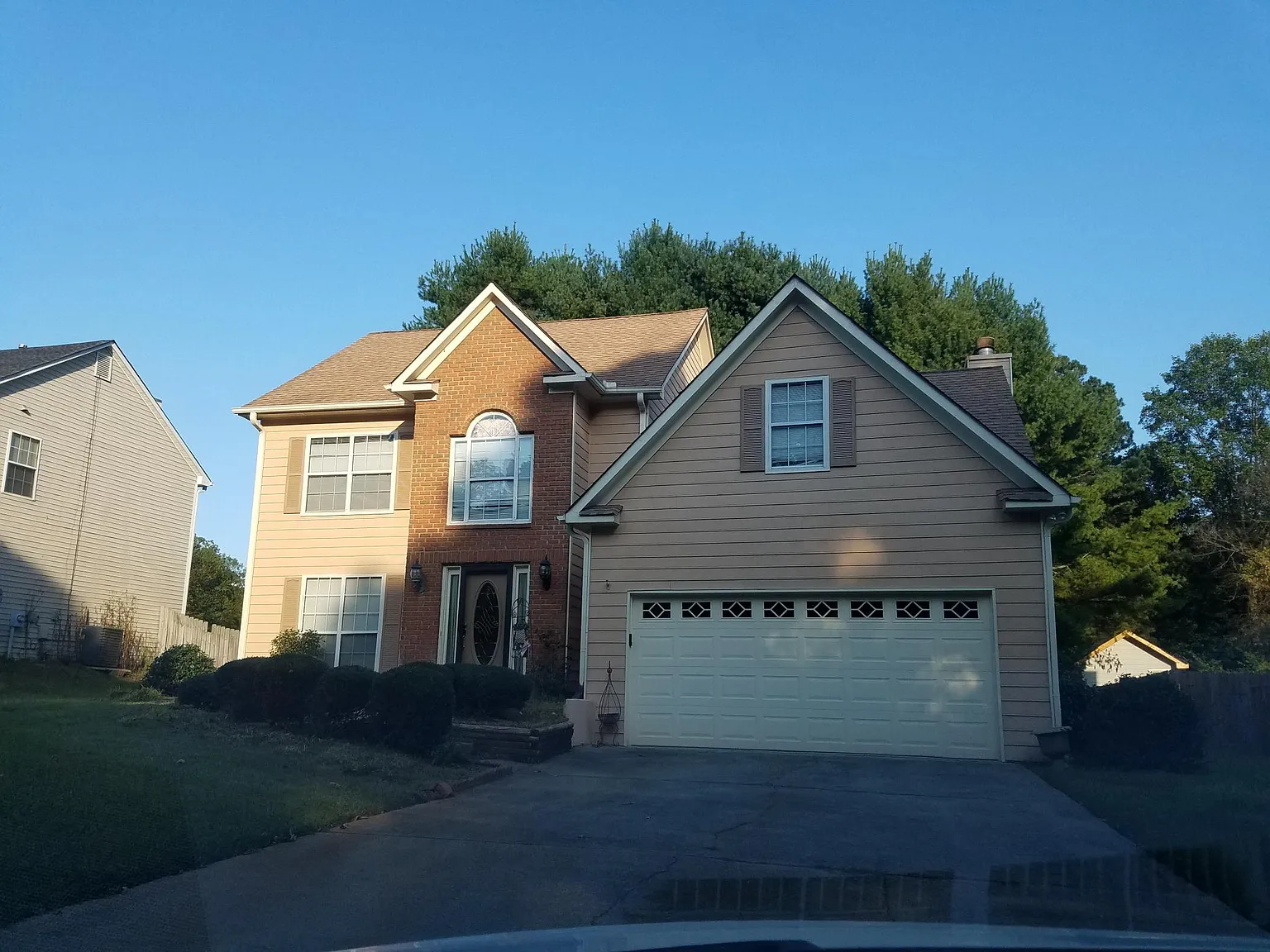 4 bed, 2.5 bath, 2600 sqft, $2,550 — Photo 2