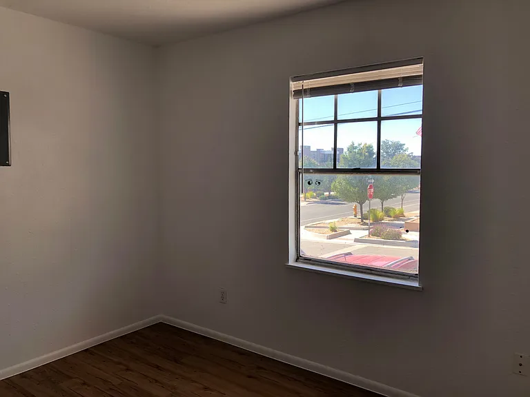 Updated 2 Bed / 1 Bath w/ Large, Flexible Floor Plan — Photo 25