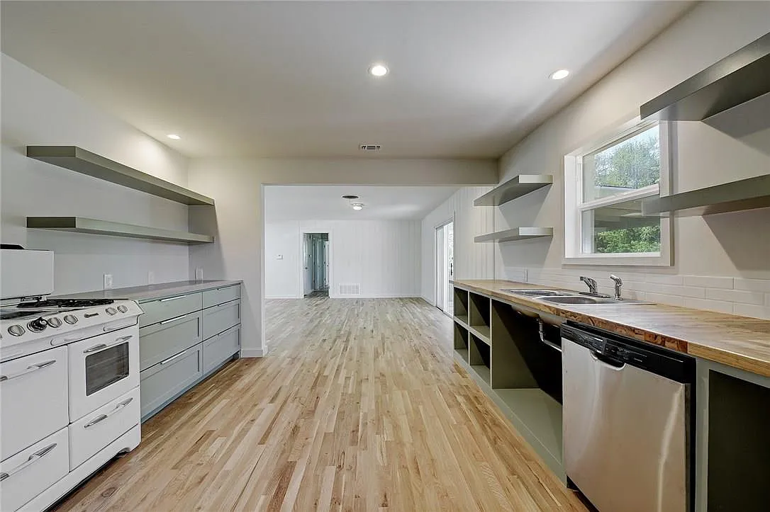 3 bed, 2.0 bath, 1468 sqft, $3,000 — Photo 2