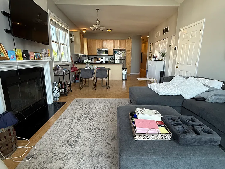 2215 W Augusta Blvd #3E — Photo 2