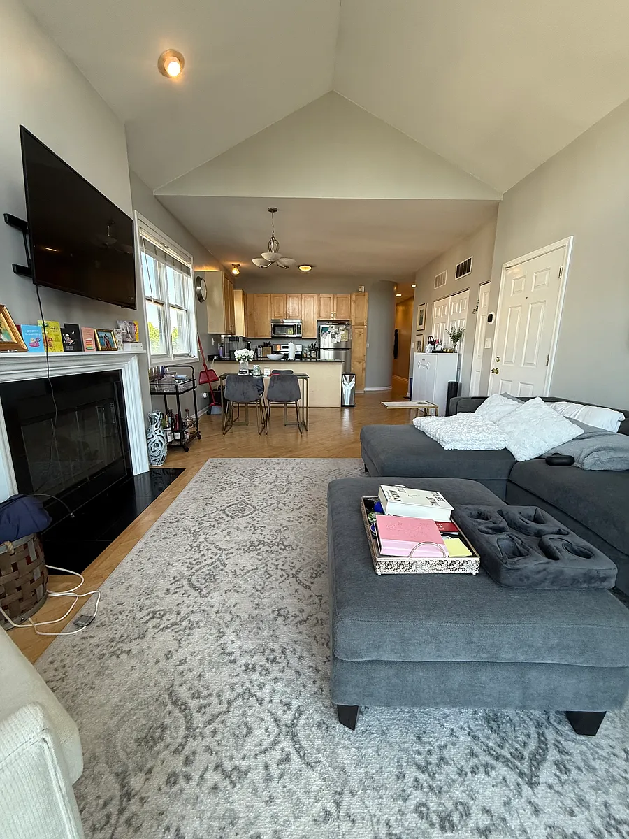Building Photo - 2215 W Augusta Blvd #3E