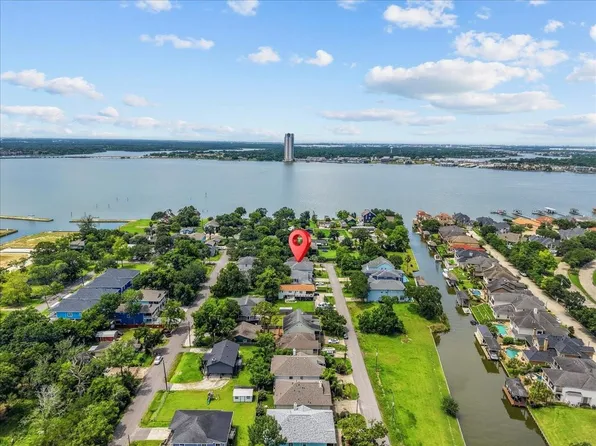 208 Valmar St, Kemah, TX 77565