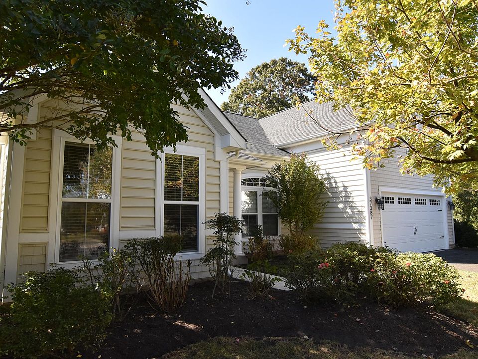 1st image of 37387 Oxford Ct