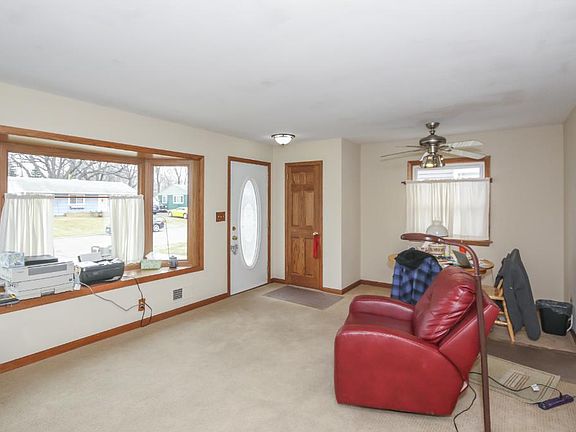 2nd image of 845 23rd Ave N