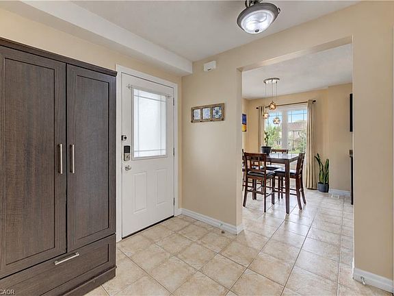4th image of 10 Foxglove Cres #40