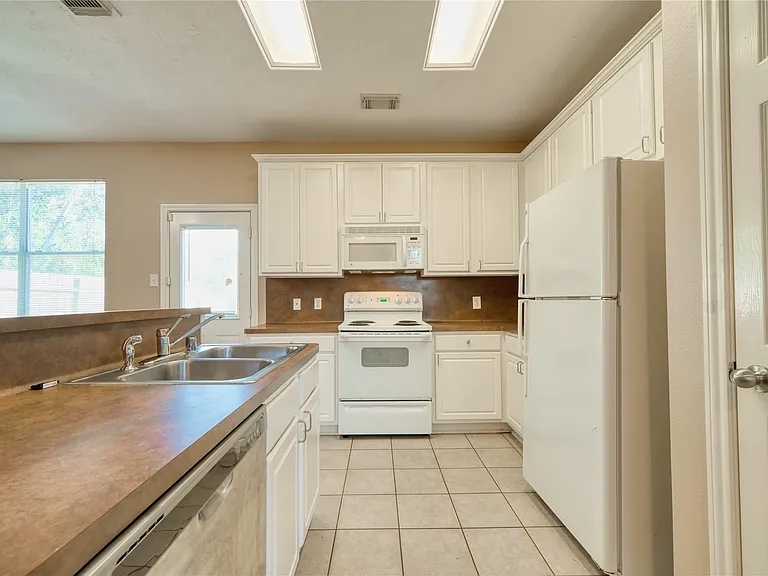 2831 Hackamore Hollow Ln — Photo 11