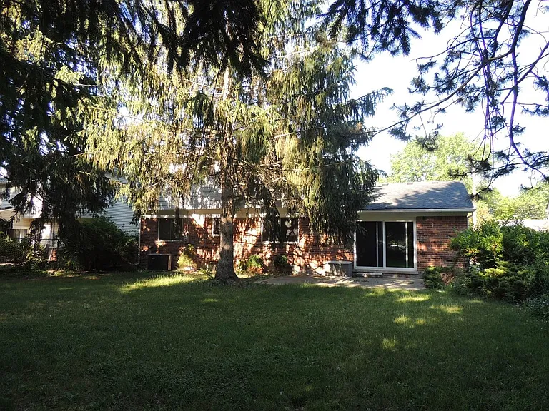 2098 Yorktown Dr — Photo 19