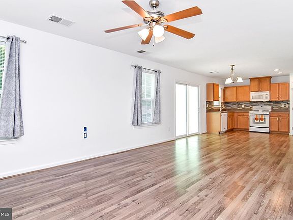 4th image of 421 Tunbridge Ct