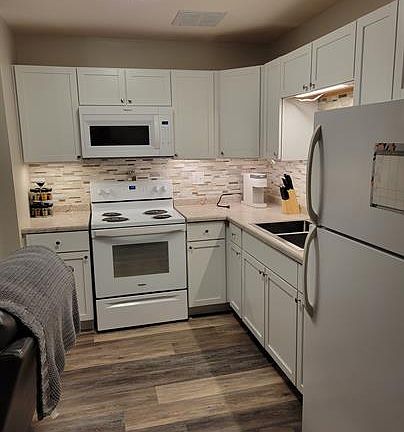 2nd image of 933 Barland St #5
