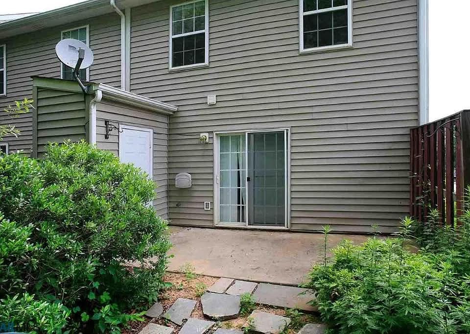 1st image of 101 Waterbury Ct