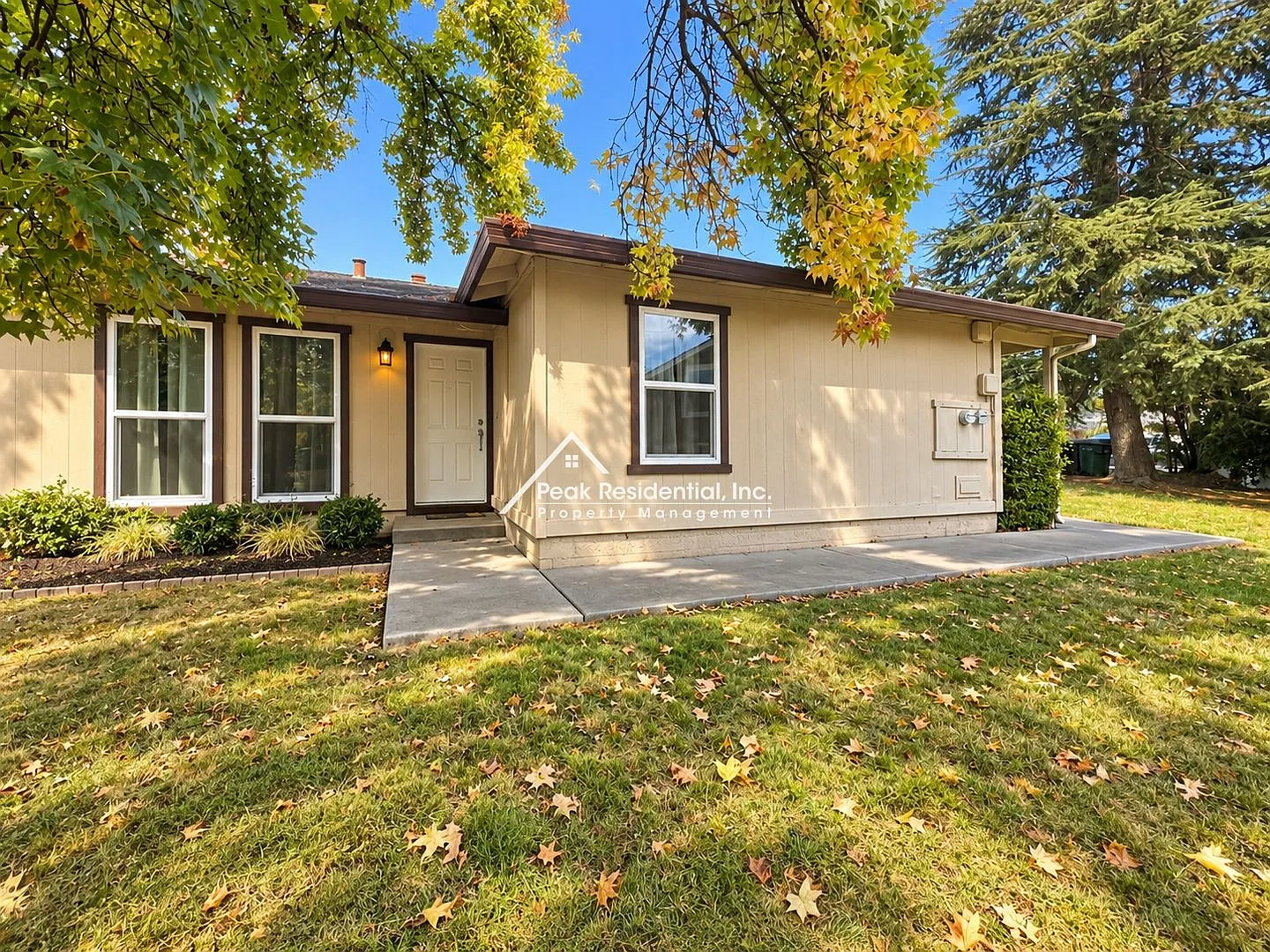 Spacious Orangevale 2bd/2ba Duplex with 2 Car Garage — Photo 2