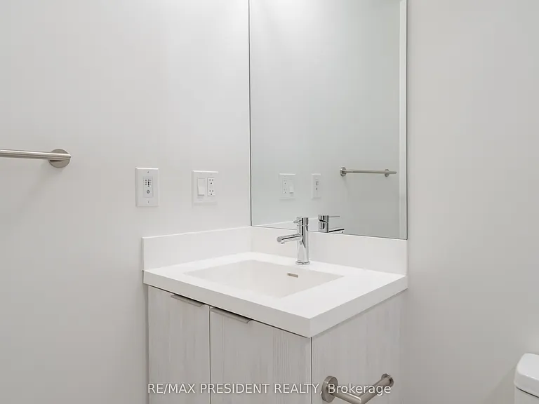 400 King St W #808 — Photo 9