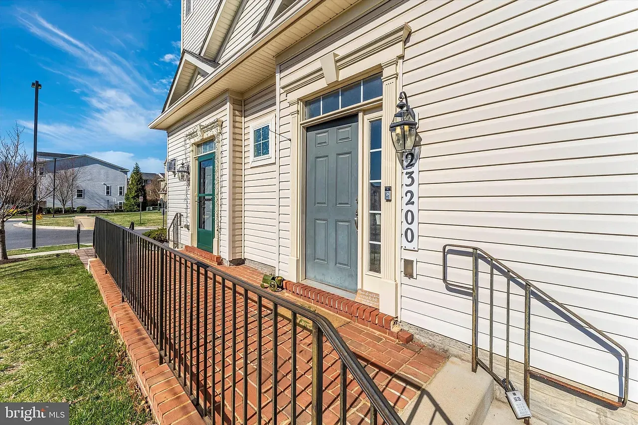 3 bed, 2.5 bath, 2193 sqft, $3,150 — Photo 3